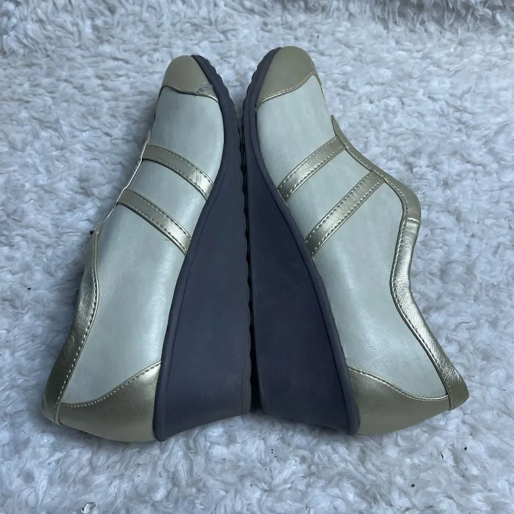Soft Style by Hush Puppies Women's Mallorie Wedge Pump, Bone/Platinum, SZ12M